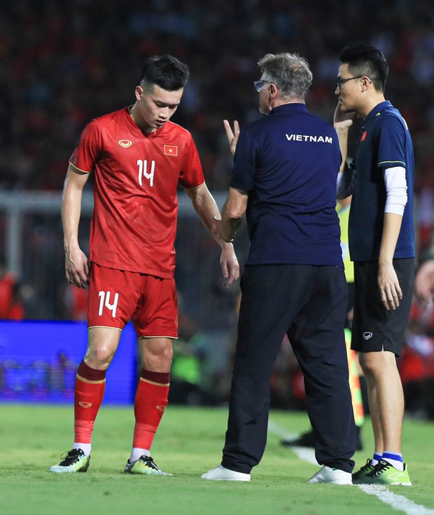 HLV Troussier động viên học trò dù nổi giận trên sân