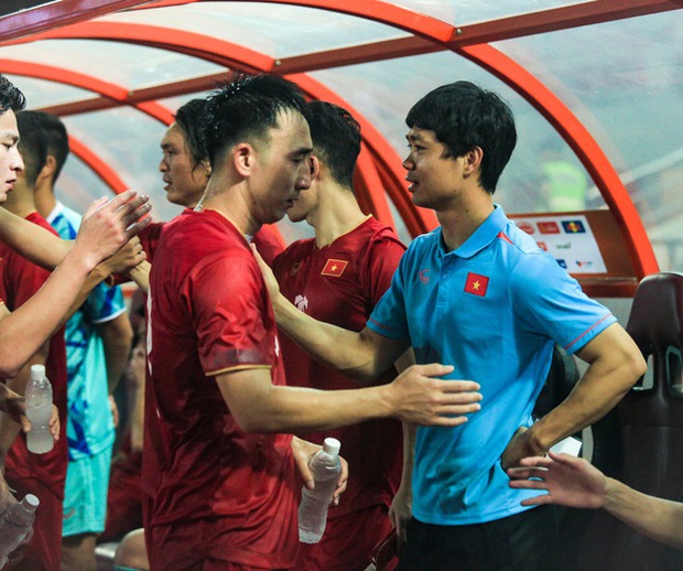 Công Phượng cùng ĐT Việt Nam tri ân NHM sau trận đấu