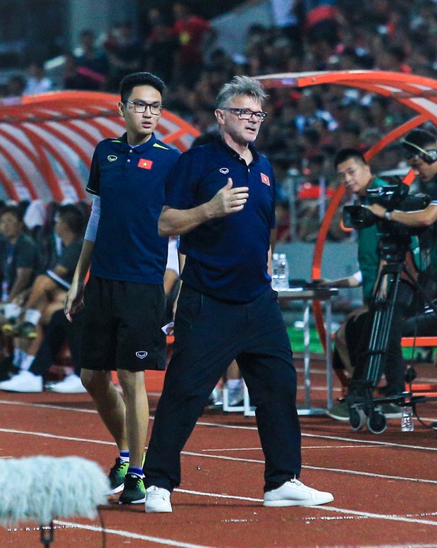 HLV Troussier động viên học trò dù nổi giận trên sân