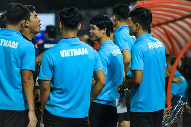 Công Phượng cùng ĐT Việt Nam tri ân NHM sau trận đấu