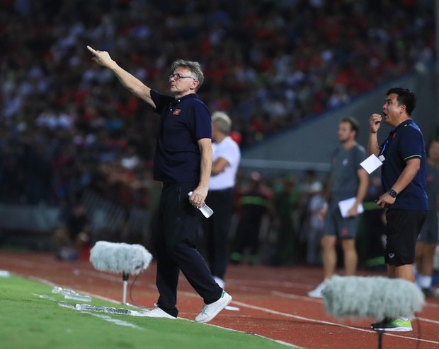 HLV Troussier động viên học trò dù nổi giận trên sân