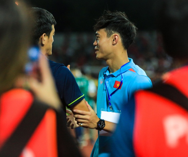 Công Phượng cùng ĐT Việt Nam tri ân NHM sau trận đấu