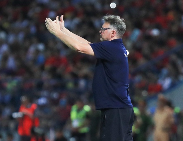 HLV Troussier động viên học trò dù nổi giận trên sân