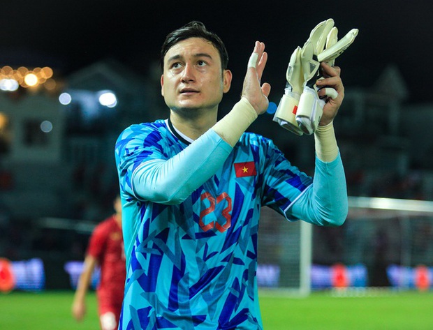 Công Phượng cùng ĐT Việt Nam tri ân NHM sau trận đấu