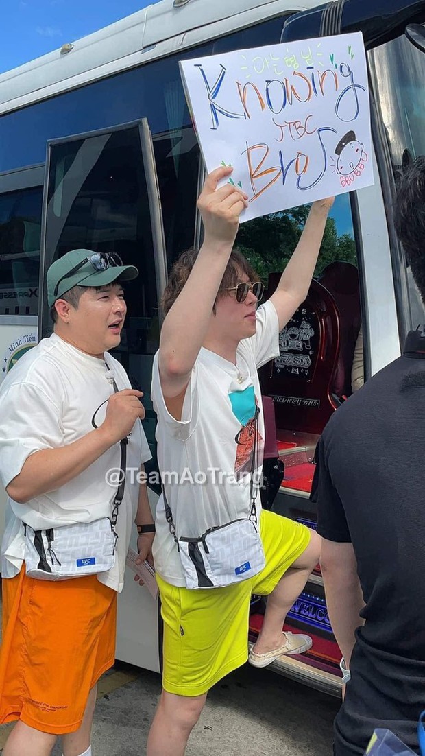 Heechul và vệ sĩ gặp nhau tại sân bay Đà Nẵng khi dàn sao Knowing Brothers đổ bộ