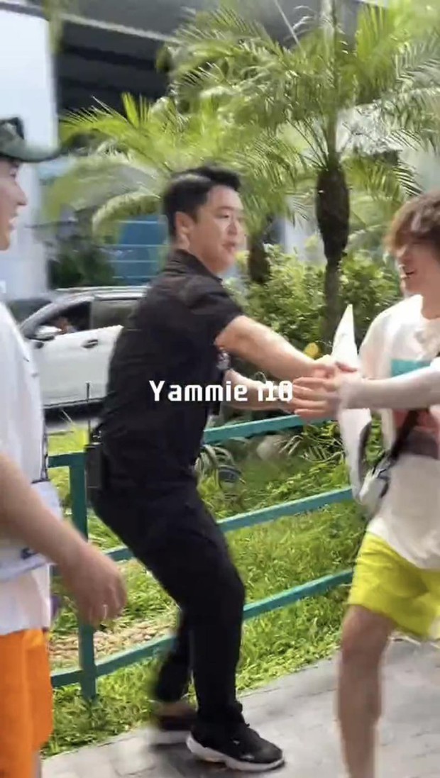 Heechul và vệ sĩ gặp nhau tại sân bay Đà Nẵng khi dàn sao Knowing Brothers đổ bộ