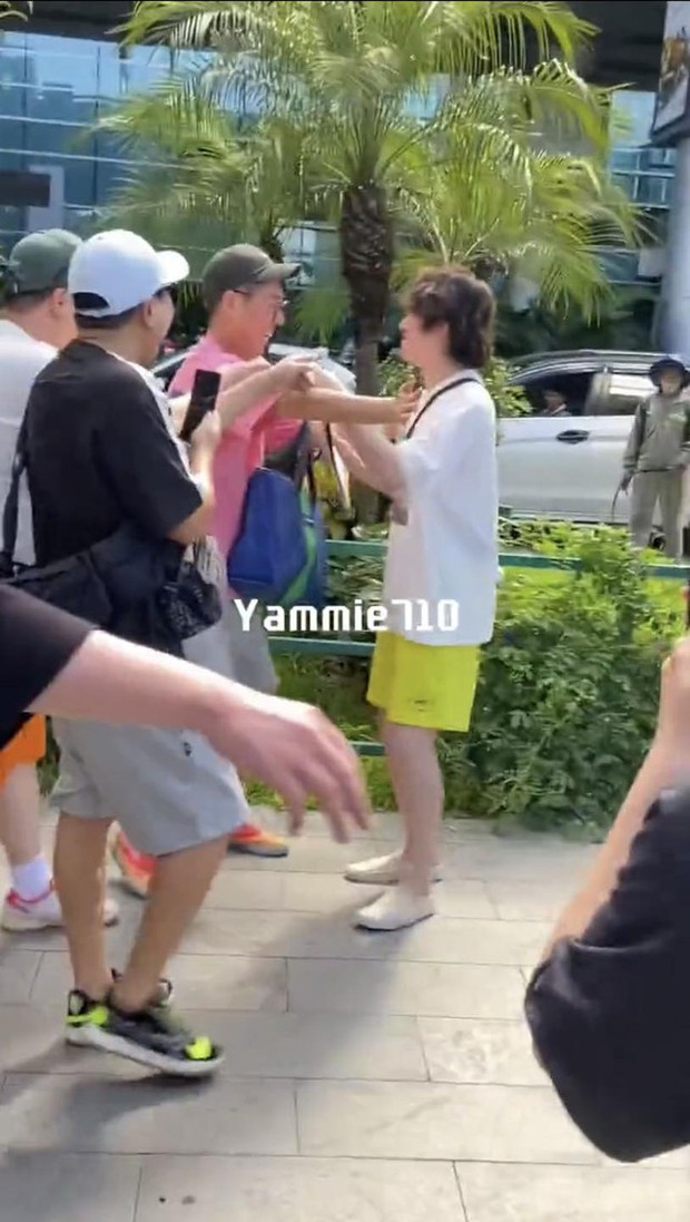 Heechul và vệ sĩ gặp nhau tại sân bay Đà Nẵng khi dàn sao Knowing Brothers đổ bộ