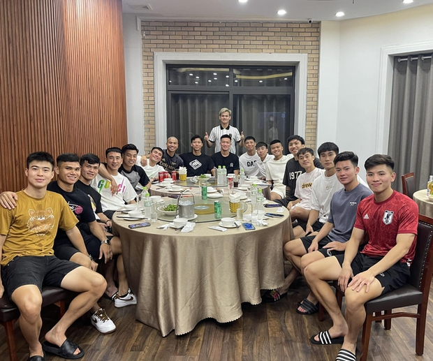 Quế Ngọc Hải ăn mừng chiến thắng và chia sẻ phần thưởng với đồng đội