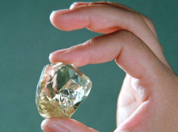 Cô gái trẻ nhặt được hòn đá óng ánh, chuyên gia thẩm định giá trị 3.300 tỷ đồng - Ảnh 2.