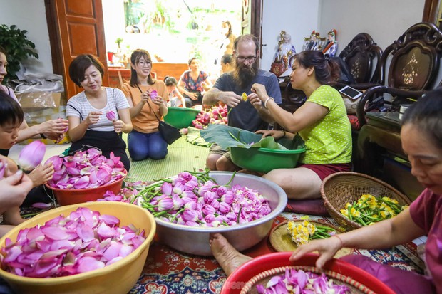 Cận cảnh quy trình ướp trà sen đệ nhất trà Hà thành, giá cả chục triệu đồng/kg - Ảnh 5.