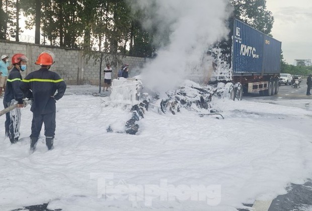 Xe container tiềm ẩn nguy cơ cháy nổ kinh hoàng tại Bình Dương