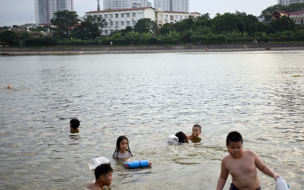 Đỉnh cao dám nhảy hồ Linh Đàm, không ngại biển cấm