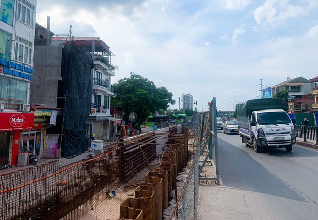 Mặt đường Âu Cơ nứt nẻ đầy bất ngờ khi triển khai dự án mở rộng đê