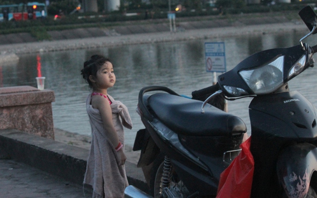 Đỉnh cao dám nhảy hồ Linh Đàm, không ngại biển cấm