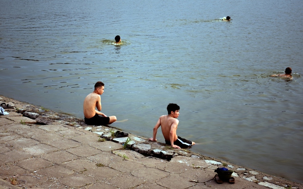 Đỉnh cao dám nhảy hồ Linh Đàm, không ngại biển cấm