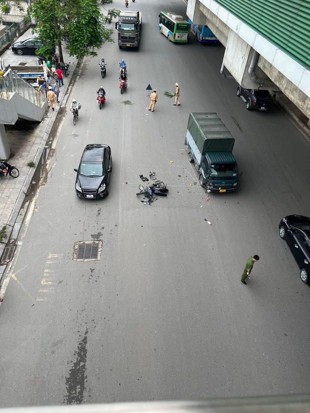 Tai nạn giao thông đáng sợ: Xe máy tông vào ô tô tải trực diện với tốc độ cao