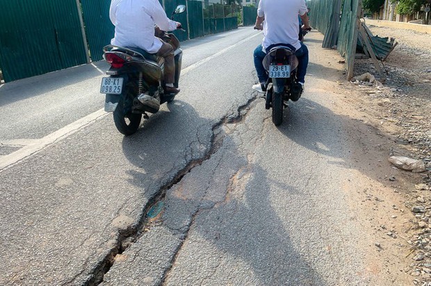 Mặt đường Âu Cơ nứt nẻ đầy bất ngờ khi triển khai dự án mở rộng đê