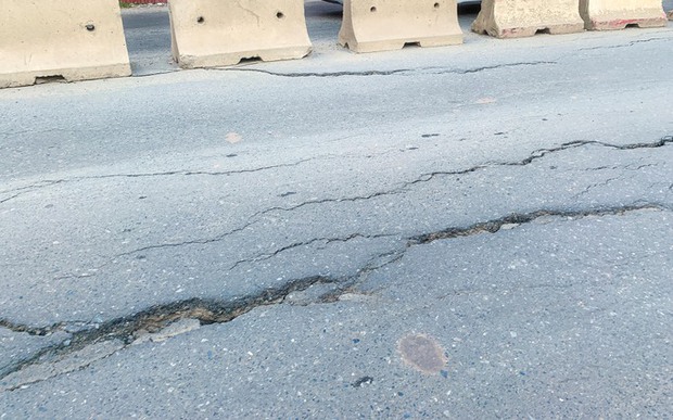 Mặt đường Âu Cơ nứt nẻ đầy bất ngờ khi triển khai dự án mở rộng đê