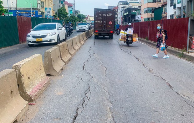 Mặt đường Âu Cơ nứt nẻ đầy bất ngờ khi triển khai dự án mở rộng đê