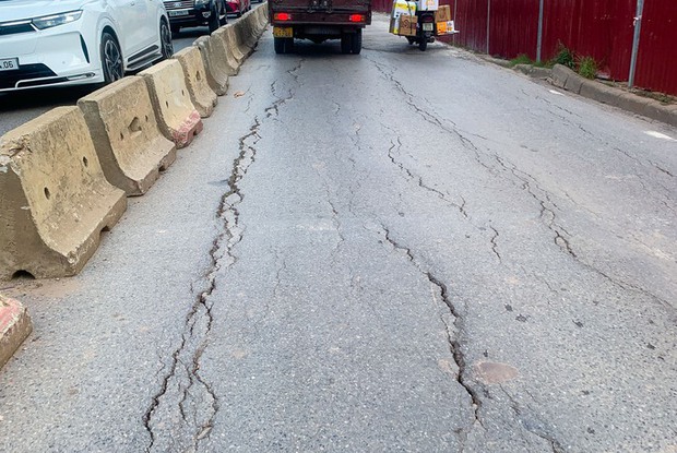 Mặt đường Âu Cơ nứt nẻ đầy bất ngờ khi triển khai dự án mở rộng đê