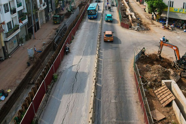 Mặt đường Âu Cơ nứt nẻ đầy bất ngờ khi triển khai dự án mở rộng đê