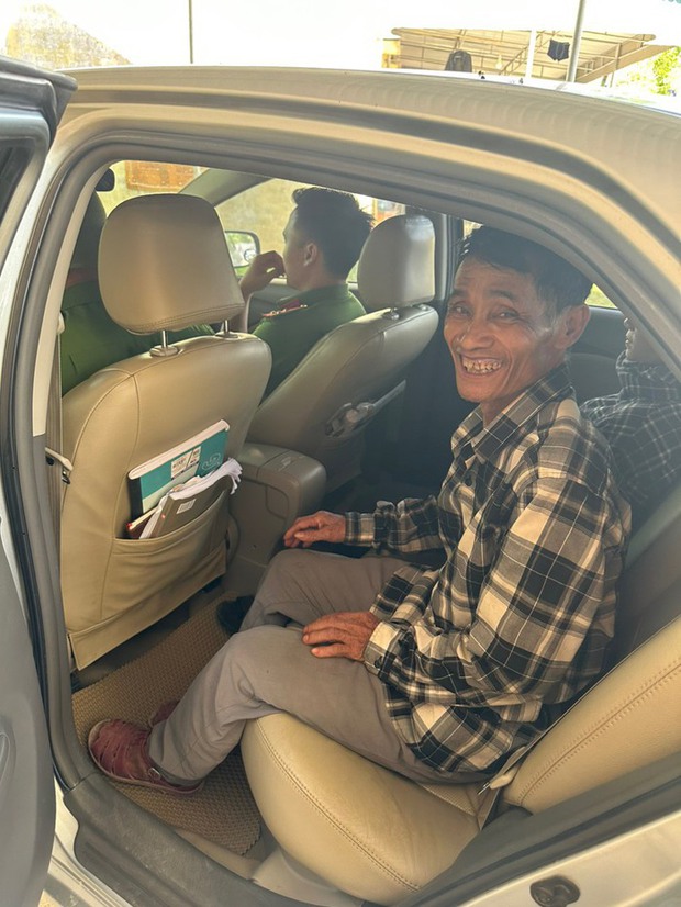 Bất ngờ lương bị bùng! 2 người đàn ông quyết định cuốc bộ về quê