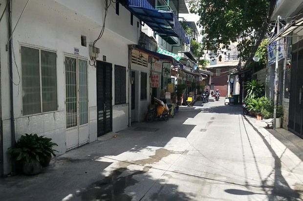 Bà mặc đầm đuổi theo xe máy trong hẻm, hét bắt giữ tên cướp