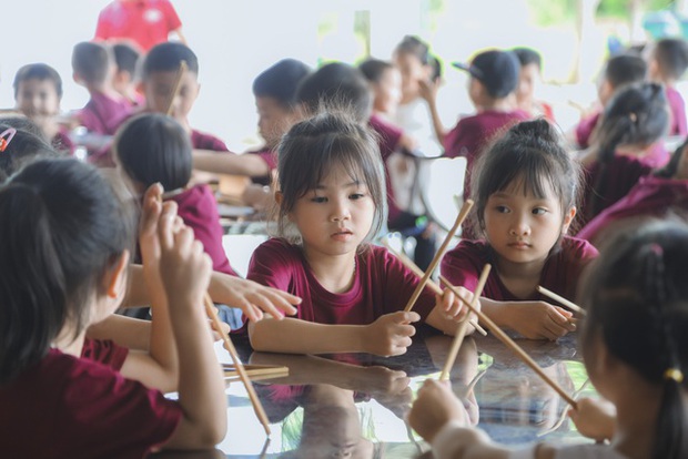 Những khoảnh khắc đáng nhớ khi nhóm từ thiện dành tô bún ngon cho em bé vùng cao