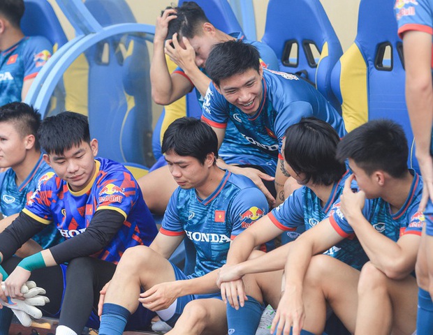 Văn Hậu tấu hài bá đạo khiến Công Phượng và Tuấn Anh phái ngất ngây