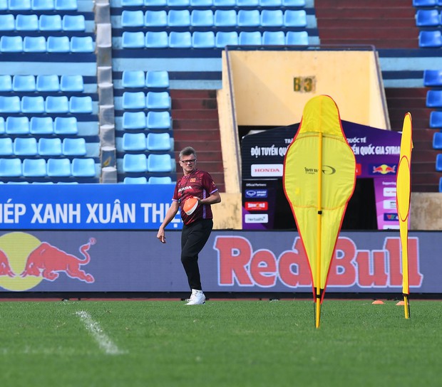 HLV Troussier tự chuẩn bị sẵn sàng trong 'đợt tập luyện' đầu tiên của ĐT Việt Nam