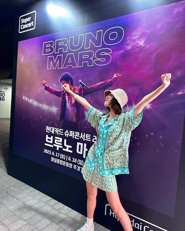 Concert Bruno Mars quy tụ dàn sao Hàn đỉnh hơn lễ trao giải: V - Jennie lại được bắt gặp, Sooyoung - Jung Kyungho hẹn hò tình cảm - Ảnh 6.