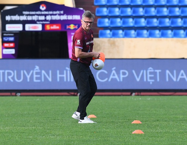 HLV Troussier tự chuẩn bị sẵn sàng trong 'đợt tập luyện' đầu tiên của ĐT Việt Nam