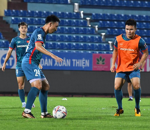 Khuất Văn Khang trở thành tâm điểm với pha bê nước nóng hổi, Châu Ngọc Quang đưa lời xin lỗi sau khi chọc thủng bụng Tiến Dũng