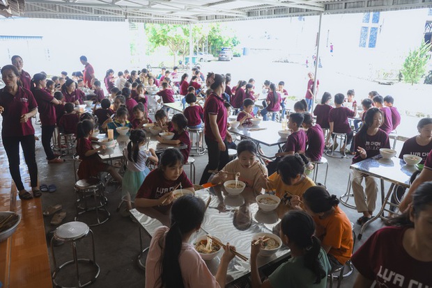 Những khoảnh khắc đáng nhớ khi nhóm từ thiện dành tô bún ngon cho em bé vùng cao