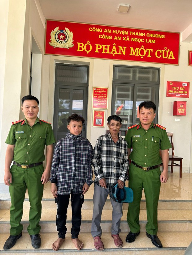 Bất ngờ lương bị bùng! 2 người đàn ông quyết định cuốc bộ về quê