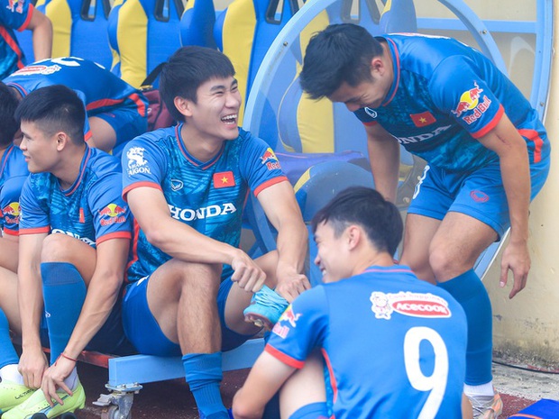 Văn Hậu tấu hài bá đạo khiến Công Phượng và Tuấn Anh phái ngất ngây