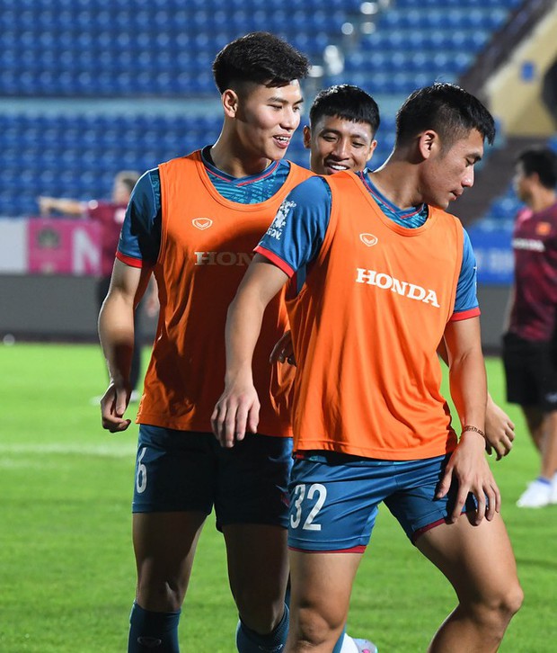 CĐV Nam Định không thể tin nổi: Quang Hải khiến cả tuyển Việt Nam tươi cười rèn quân