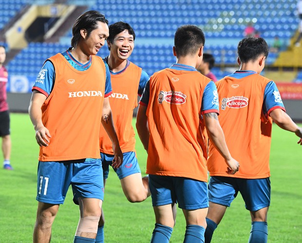 CĐV Nam Định không thể tin nổi: Quang Hải khiến cả tuyển Việt Nam tươi cười rèn quân