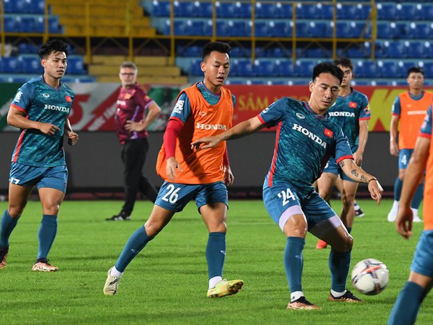 Khuất Văn Khang trở thành tâm điểm với pha bê nước nóng hổi, Châu Ngọc Quang đưa lời xin lỗi sau khi chọc thủng bụng Tiến Dũng