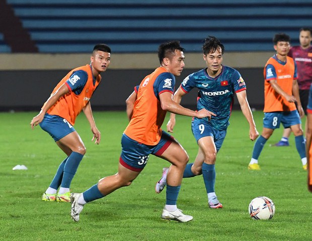 Khuất Văn Khang trở thành tâm điểm với pha bê nước nóng hổi, Châu Ngọc Quang đưa lời xin lỗi sau khi chọc thủng bụng Tiến Dũng