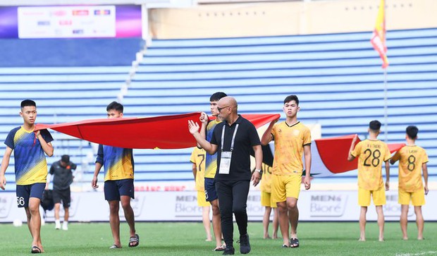 HLV Troussier tự chuẩn bị sẵn sàng trong 'đợt tập luyện' đầu tiên của ĐT Việt Nam