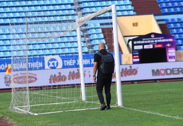 HLV Troussier tự chuẩn bị sẵn sàng trong 'đợt tập luyện' đầu tiên của ĐT Việt Nam