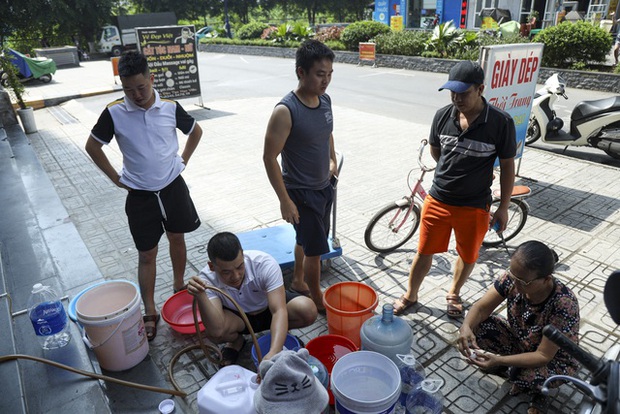 Hà Nội: Chung cư mất nước, hàng trăm người dân đội nắng 40 độ C, xách từng bình nước về sinh hoạt - Ảnh 1.