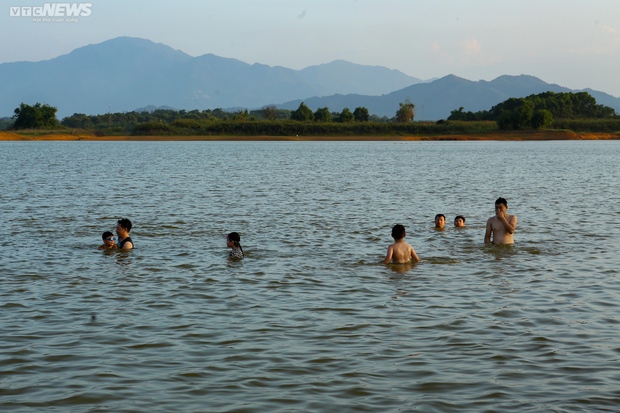 Chiều hè đổ lửa, người dân Hà Nội tìm sông hồ giải nhiệt - Ảnh 1.