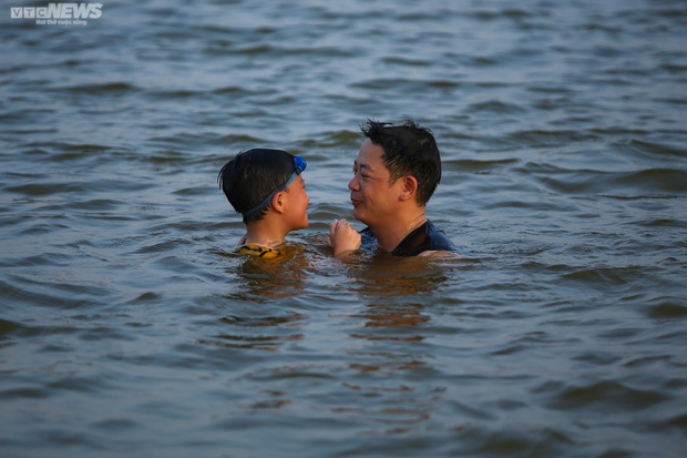 Chiều hè đổ lửa, người dân Hà Nội tìm sông hồ giải nhiệt - Ảnh 11.