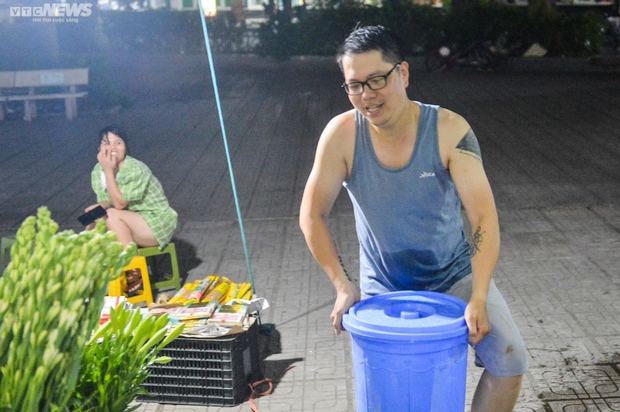 Chung cư ở Hà Nội mất nước, dân lỉnh kỉnh xô chậu đi mua nước trong đêm - Ảnh 9.
