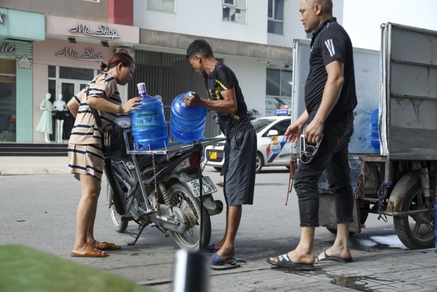 Hà Nội: Chung cư mất nước, hàng trăm người dân đội nắng 40 độ C, xách từng bình nước về sinh hoạt - Ảnh 8.