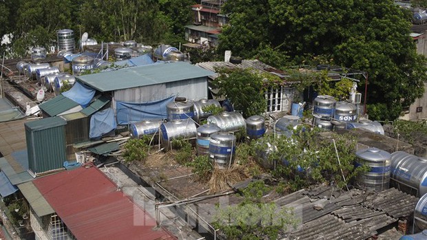 Lóa mắt với hàng trăm quả bom nước bằng inox trên nóc các khu tập thể cũ ở Hà Nội giữa trưa hè - Ảnh 9.
