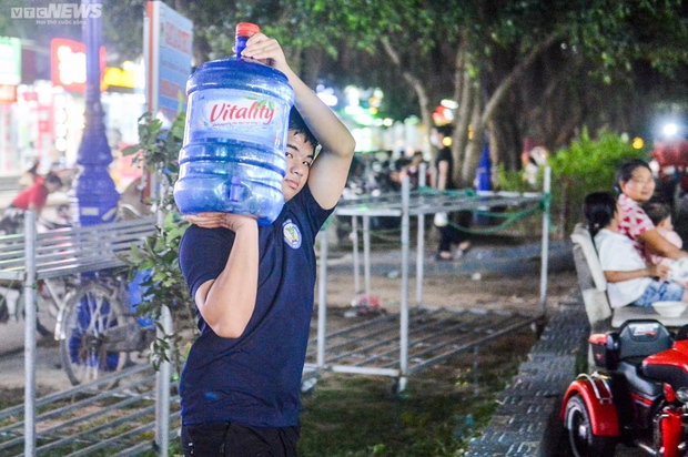 Chung cư ở Hà Nội mất nước, dân lỉnh kỉnh xô chậu đi mua nước trong đêm - Ảnh 8.