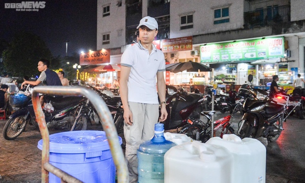 Chung cư ở Hà Nội mất nước, dân lỉnh kỉnh xô chậu đi mua nước trong đêm - Ảnh 7.